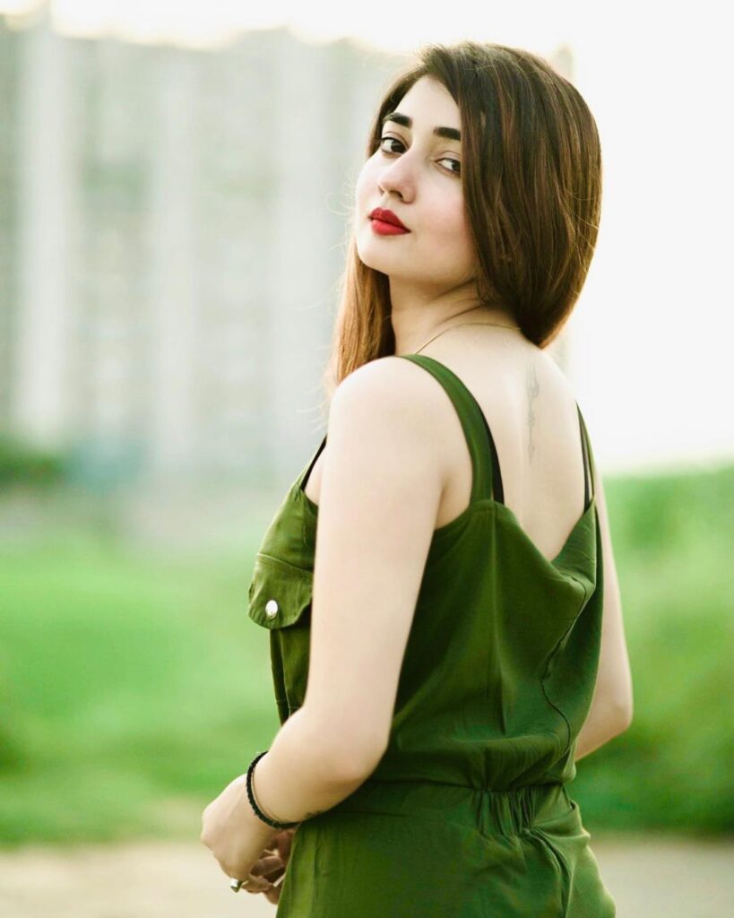 Sexy Nisha Bhatt Images