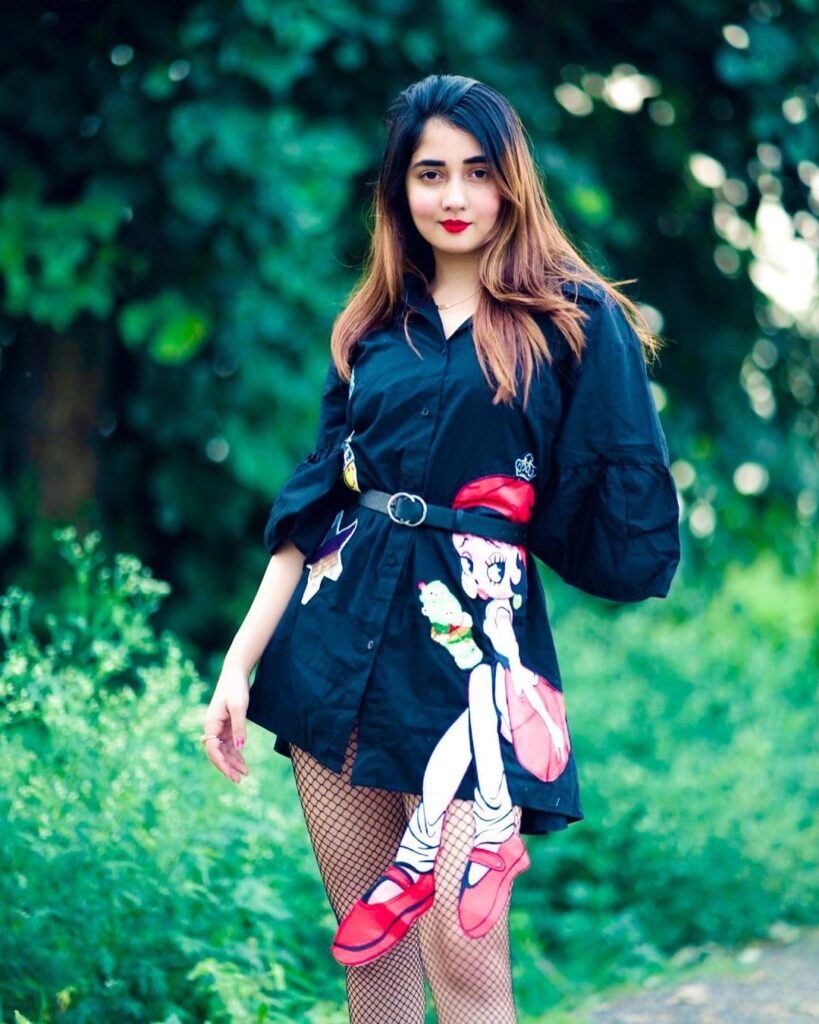 Sexy Nisha Bhatt Images